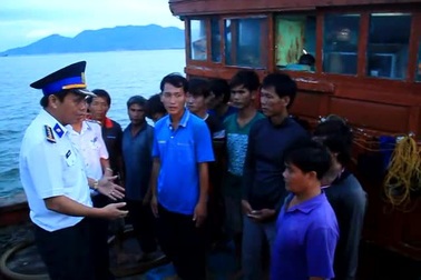 Bình Định: 15 ngư dân thâu đêm tát nước cứu tàu sắp chìm