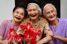 Bộ ảnh "hội chị em nàng thơ U100" gây sốt mạng, cụ bà bổ củi đều từng nhịp