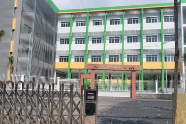 Điều chuyển hiệu trưởng cách chức hàng loạt giáo viên