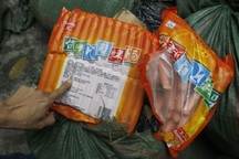 Ngang nhiên chuyển hơn 1 tấn xúc xích, khoai môn Trung Quốc hôi thối vào Việt Nam