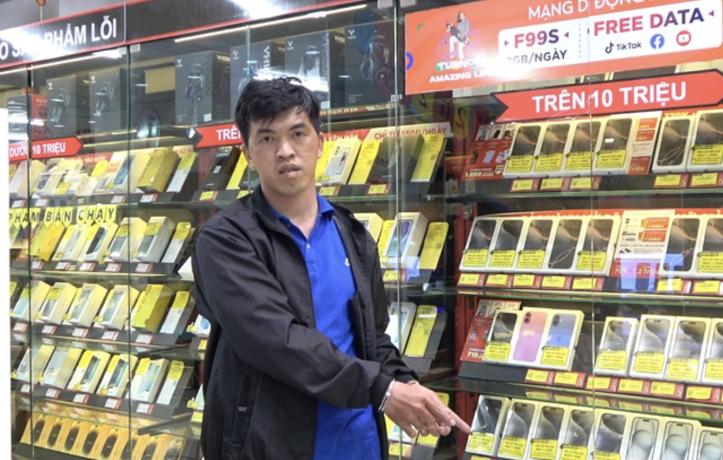 這名男子闖入大叻一家商店偷走了 17 部 iPhone - 1