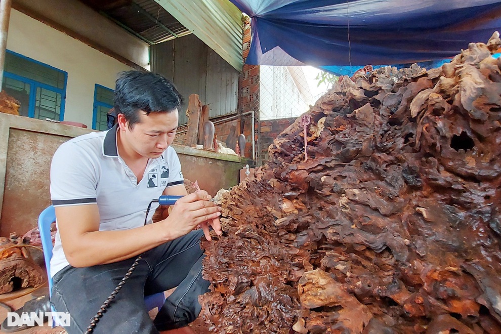 Biến gỗ mục, rễ cây bỏ đi… thành tượng điêu khắc nghệ thuật tiền triệu - 4 Biến gỗ mục, rễ cây bỏ đi… thành tượng điêu khắc nghệ thuật tiền triệu - 4