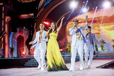 Biển người đổ dồn về Công viên Châu Á tối 9/7 để tận hưởng màn pháo hoa rực rỡ