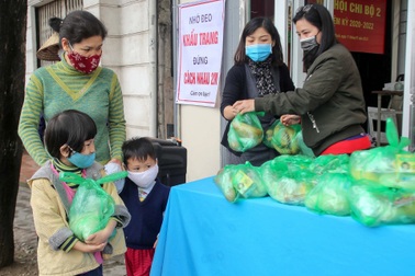 Phường Trúc Bạch phát hàng trăm suất quà miễn phí giữa dịch Covid-19