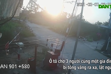 Tàu hỏa tông ô tô ngay tại điểm giao cắt có rào chắn
