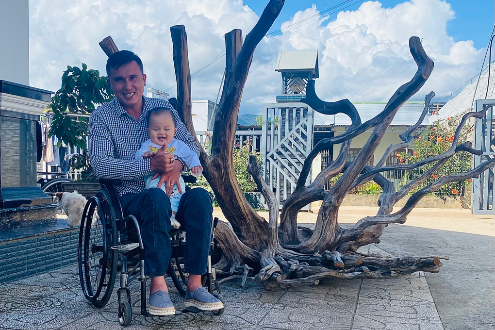 9X boss in a wheelchair earns 30 million VND/month - 3