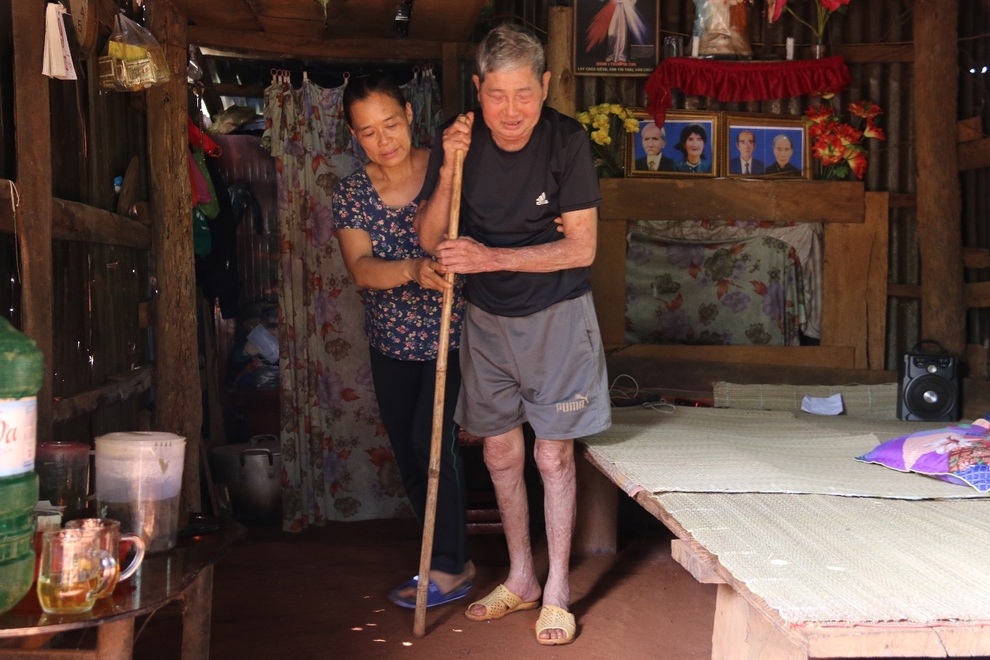 Xót xa cảnh vợ chồng cựu binh ở vùng biên giới, trong nhà chỉ có hũ dưa - 10 Xót xa cảnh vợ chồng cựu binh ở vùng biên giới, trong nhà chỉ có hũ dưa - 10