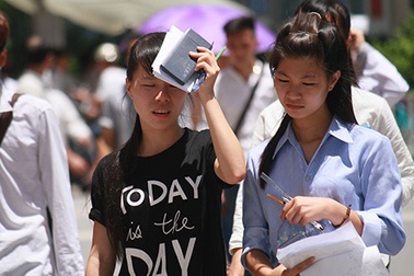 Chiều nay, 460.000 sĩ tử tiếp tục “chiến đấu” với nắng đi thi môn Hóa