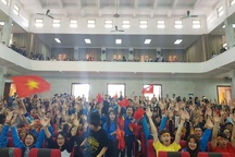 Nóng bừng hội trường, sinh viên nồng nhiệt cổ vũ đội bóng U23 Việt Nam - Qatar