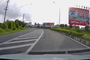 Ô tô, xe máy lao vào nhau trên vạch xương cá ở ngã ba