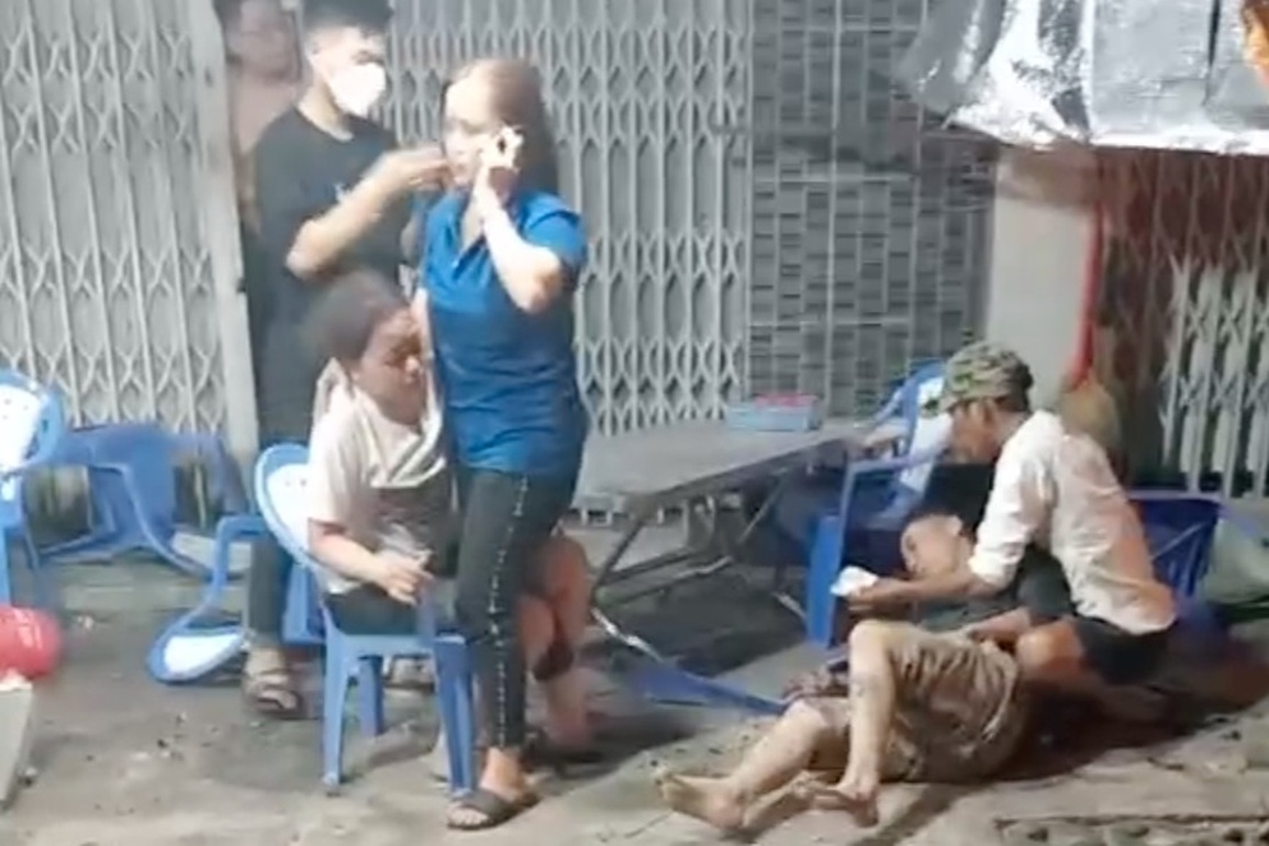 Ô tô càn quét quán ốc vỉa hè, 3 người bị thương - 3 Ô tô càn quét quán ốc vỉa hè, 3 người bị thương - 3