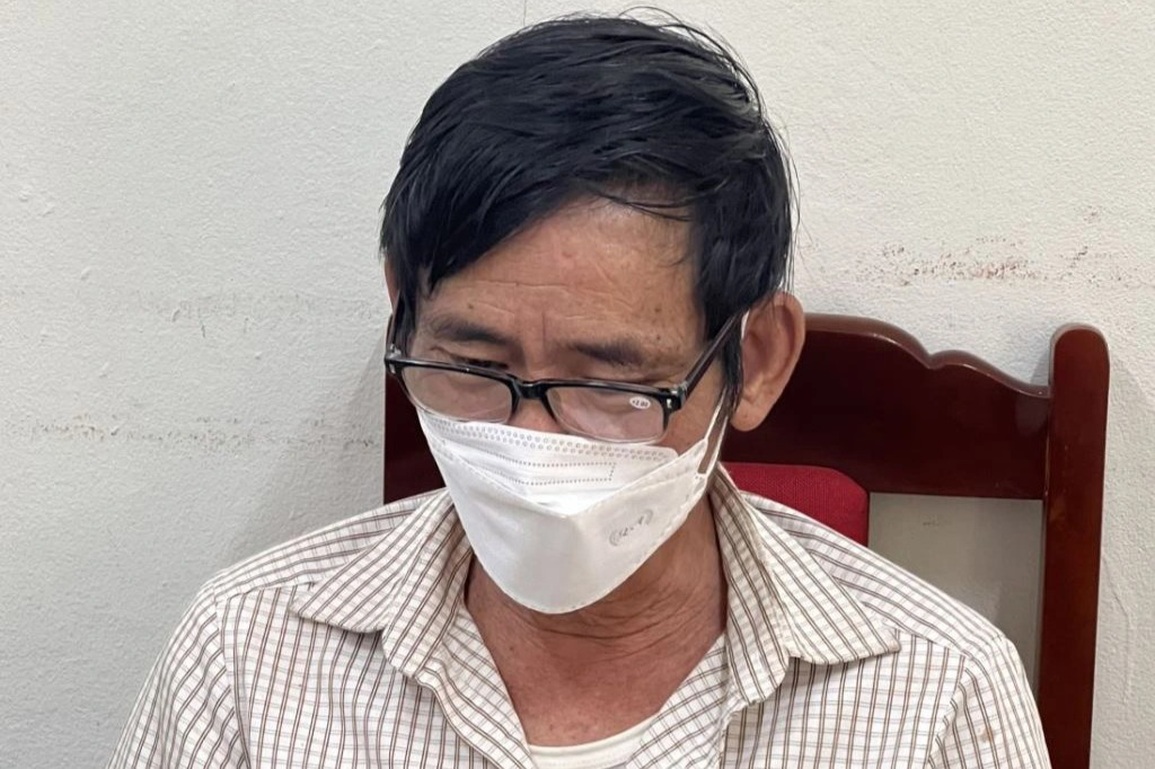 Trưởng thôn kiêm đại biểu Hội đồng nhân dân xã càn quấy tại cuộc họp dân - 1 Trưởng thôn kiêm đại biểu Hội đồng nhân dân xã càn quấy tại cuộc họp dân - 1