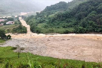 Lũ bùn tràn gần 3km sau tiếng nổ lớn, hơn 1.700 người dân bị cô lập