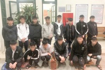 Hơn 20 thanh thiếu niên cầm hung khí rượt đuổi nhau náo loạn đường phố