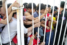 Dòng người xếp hàng mua vé trận Việt Nam-Arsenal ở sân Mỹ Đình