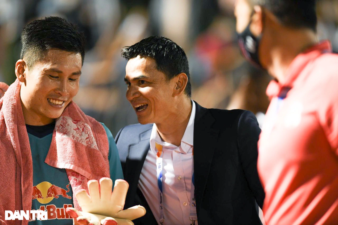 HLV Kiatisuk: Tôi tự hào với thành tích của HA Gia Lai - 1