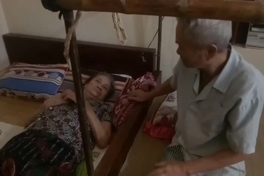 Clip: Ông Đào Thi (bố chị Hoa) mong muốn sự việc được sáng tỏ để cho linh hồn con gái được siêu thoát.