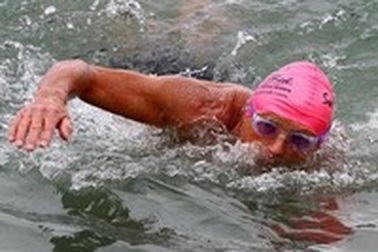 Ông già 70 tuổi bơi qua eo biển Manche