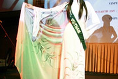 Áo dài của Trúc Diễm được mua với giá 7.000 USD 