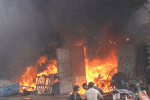 Cháy lớn, khói đen bao trùm cả cảng cá ở Đà Nẵng