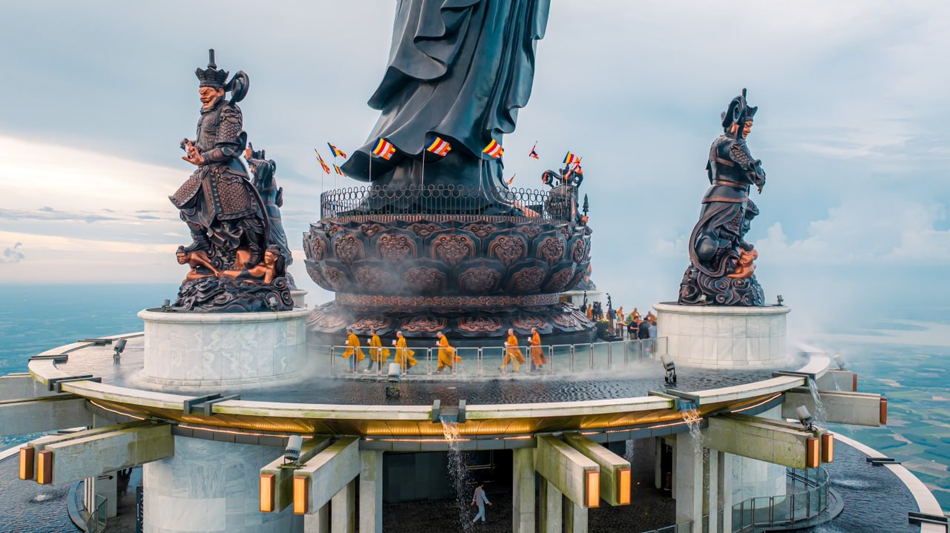 Chủ tịch Hội đồng trị sự GHPGVN trồng cây tại núi Bà Đen, Tây Ninh - 3 Chủ tịch Hội đồng trị sự GHPGVN trồng cây tại núi Bà Đen, Tây Ninh - 3