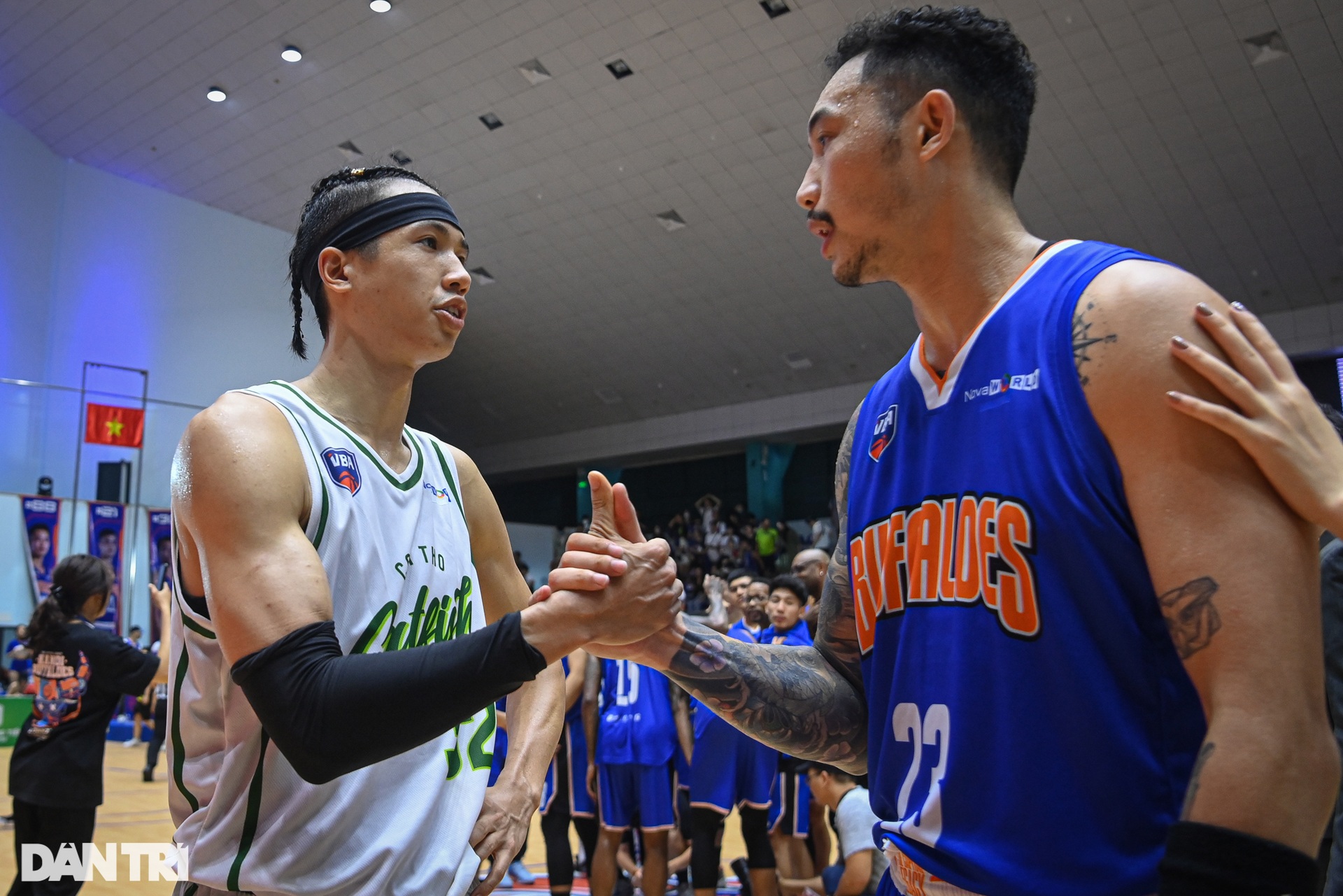 Mãn nhãn với những pha úp rổ đẳng cấp NBA của ngoại binh Hanoi Buffaloes - 17 Mãn nhãn với những pha úp rổ đẳng cấp NBA của ngoại binh Hanoi Buffaloes - 17