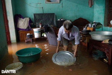 Làng cô lập trong nước lũ, dân dùng thuyền di chuyển, chế nhà phao chứa đồ