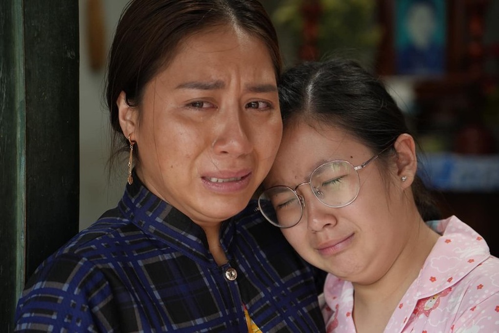 TikToker gây sốt Lật mặt 7: Trên phim lam lũ, đời thực gợi cảm bất ngờ - 2 TikToker gây sốt Lật mặt 7: Trên phim lam lũ, đời thực gợi cảm bất ngờ - 2