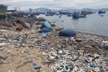 Bờ biển Nha Trang dưới chân Lầu Bảo Đại ngập rác sinh hoạt