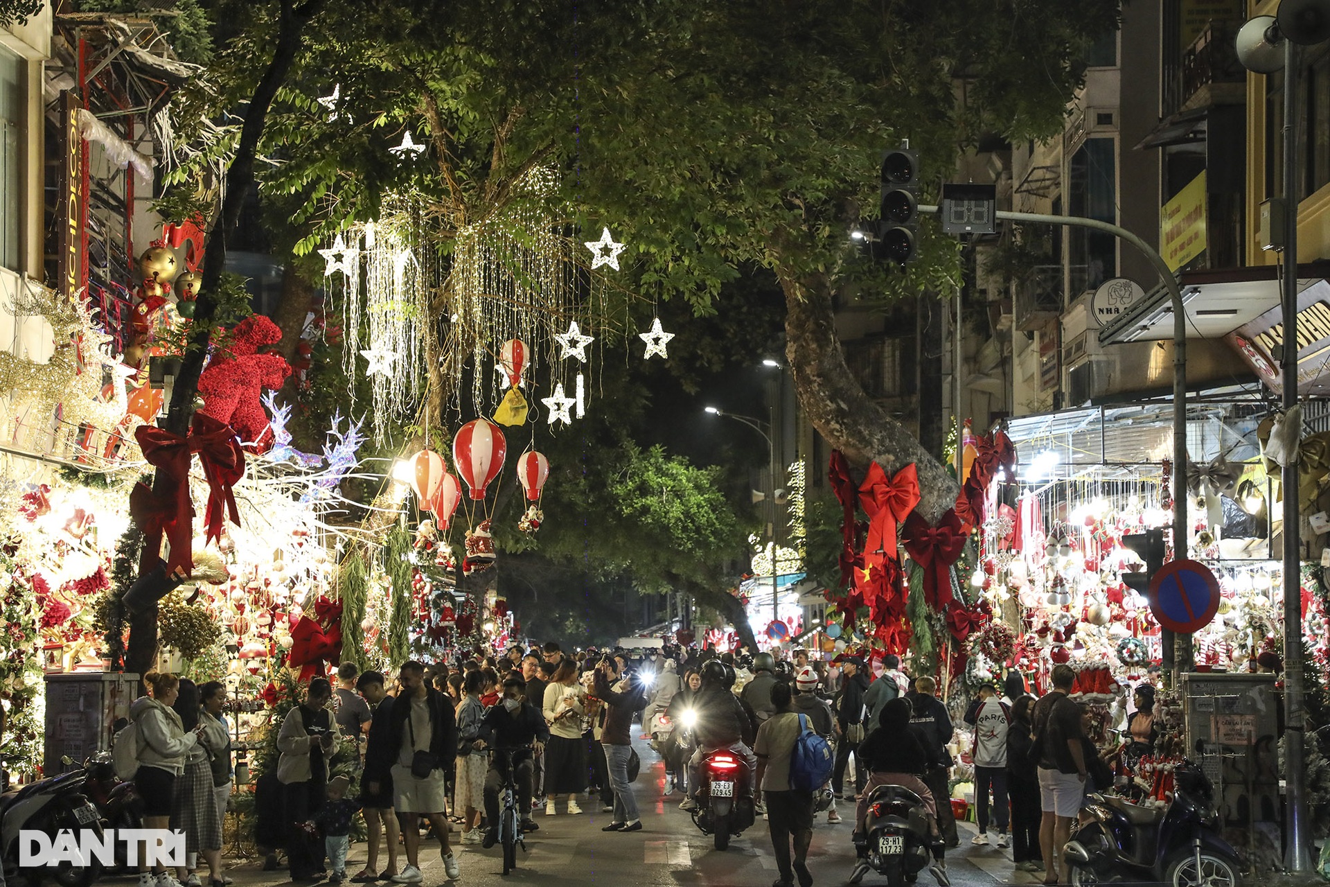 Không khí sôi động đón Noel sớm trên đường phố Hà Nội - 1 Không khí sôi động đón Noel sớm trên đường phố Hà Nội - 1