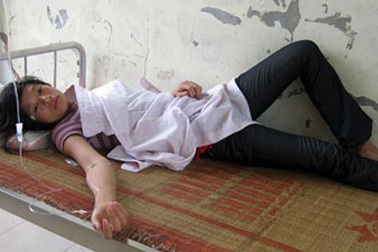 Kẻ bịt mặt xịt khí lạ khiến hàng chục học sinh vào viện 