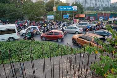 Hà Nội: Cầu vượt trên đại lộ nghìn tỷ chậm tiến độ, gây ùn tắc triền miên