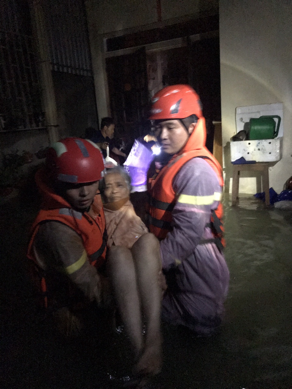 Hà Tĩnh: Mưa lũ khiến 4 người tử vong, nhiều tuyến đường nứt toác - 16 Hà Tĩnh: Mưa lũ khiến 4 người tử vong, nhiều tuyến đường nứt toác - 16