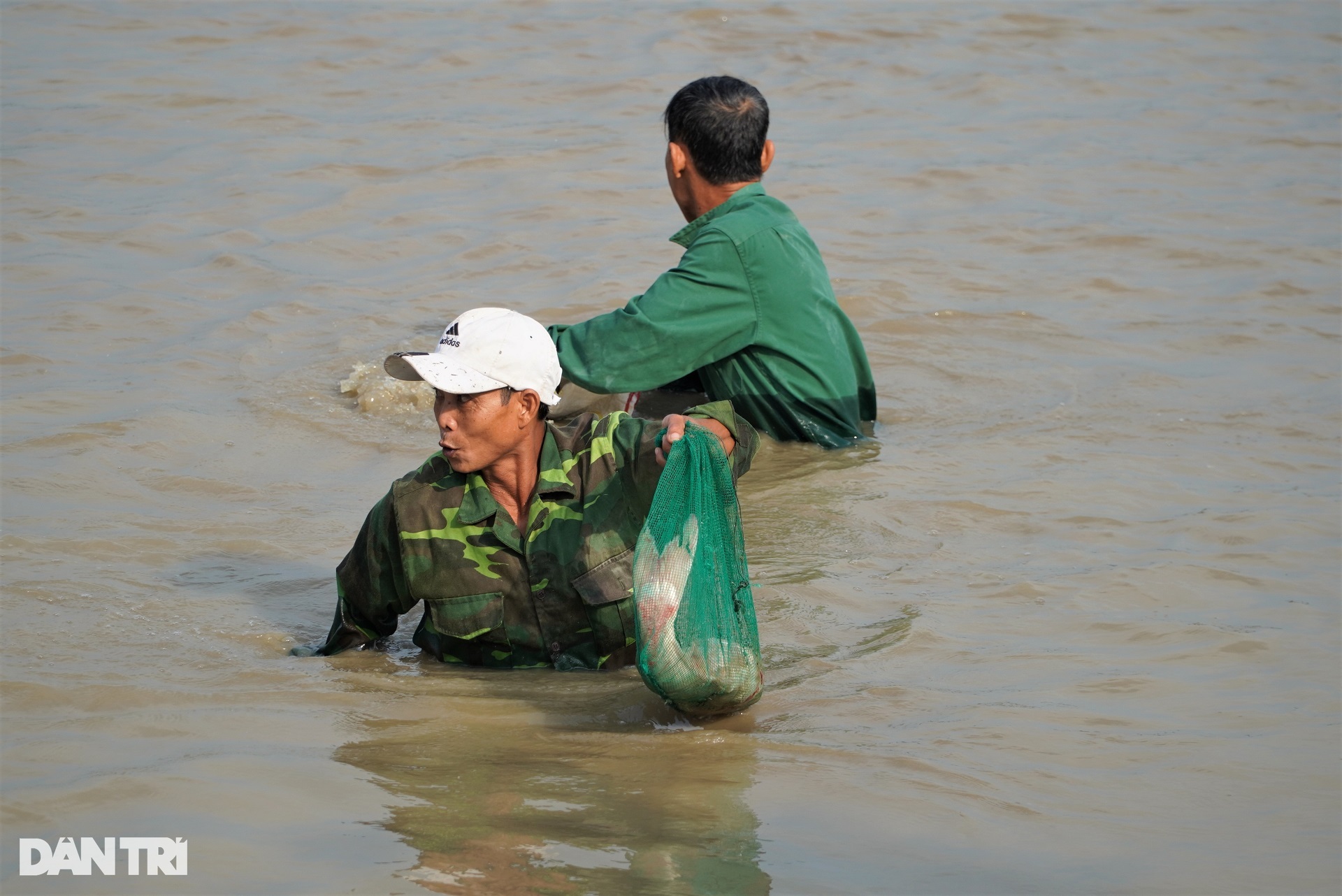 Street people flocked to buy tickets to compete in fish farming, and the lake owner collected nearly ten million dong - 11