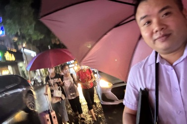 Chờ tìm việc, mẹ và con gái ngủ nhờ bến xe được người lạ giúp đỡ xuyên đêm