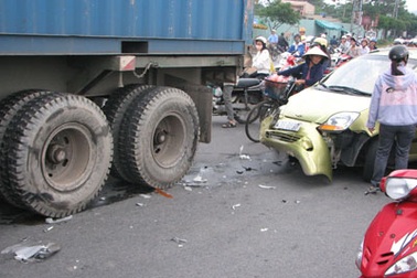 Húc đuôi xe tải, xe 4 chỗ toác đầu 