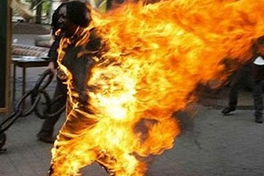 Dùng xăng đốt chuột, nam sinh cháy như ngọn đuốc
