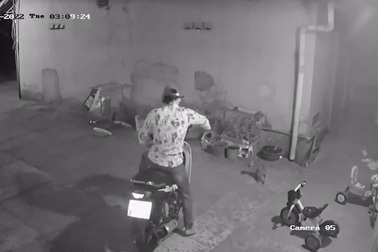 Tên trộm bỏ lại đôi dép sau khi cuỗm 2 xe máy