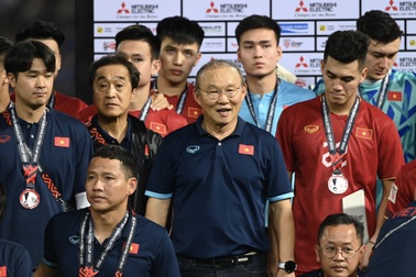 HLV Park Hang Seo tri ân người hâm mộ Việt Nam trong ngày chia tay