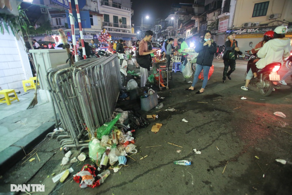 Khu vực hồ Gươm ngập trong biển rác sau đêm Giáng sinh - 7 Khu vực hồ Gươm ngập trong biển rác sau đêm Giáng sinh - 7