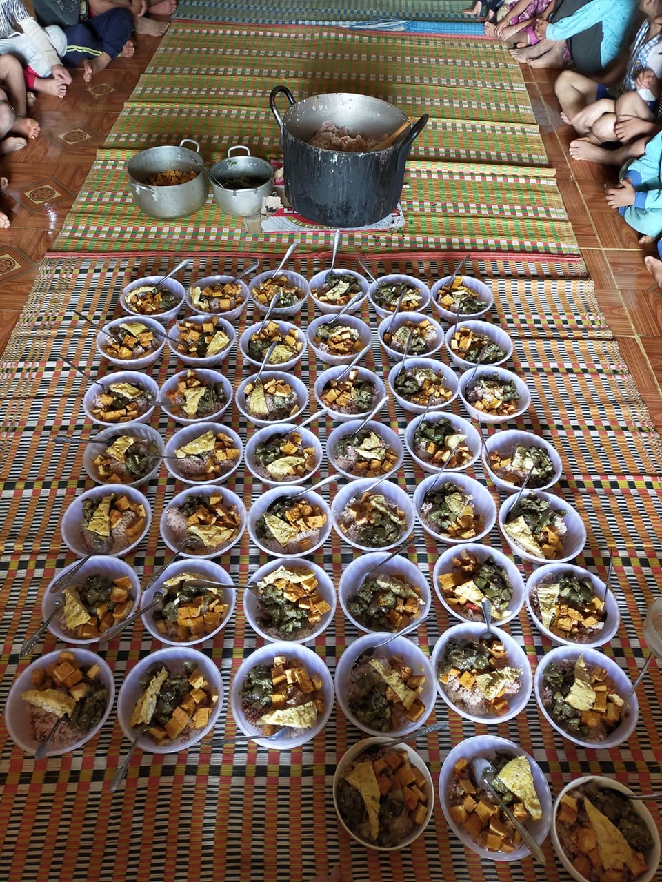 “Tiệc” liên hoan bế giảng đầy ắp tình cảm của học sinh miền núi Quảng Nam - 2 “Tiệc” liên hoan bế giảng đầy ắp tình cảm của học sinh miền núi Quảng Nam - 2
