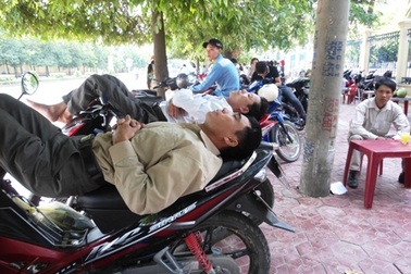 Giấc ngủ chập chờn của phụ huynh đợi con làm bài