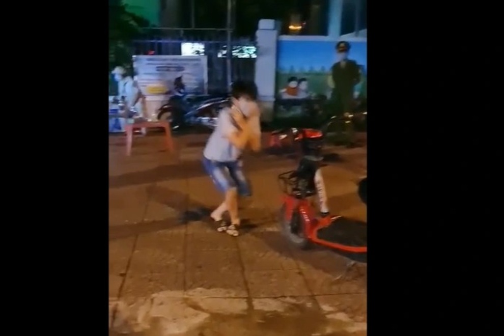 Thiếu niên bị phạt thụt xì dầu 50 cái vì ra đường chơi trong mùa dịch - 1 Thiếu niên bị phạt thụt xì dầu 50 cái vì ra đường chơi trong mùa dịch - 1