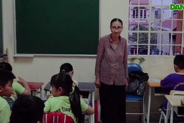 Lớp học tình thương của bà lão bán vé số