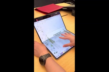 Cận cảnh chiếc laptop màn hình gập MateBook Fold của Huawei