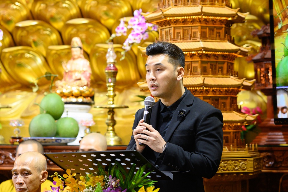 Con gái Vân Quang Long khóc khi hát Ba kể con nghe trong Lễ cầu siêu - 10 Con gái Vân Quang Long khóc khi hát Ba kể con nghe trong Lễ cầu siêu - 10