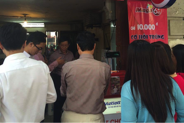 Người Hà Nội tò mò thử vận may với “xổ sổ kiểu Mỹ”