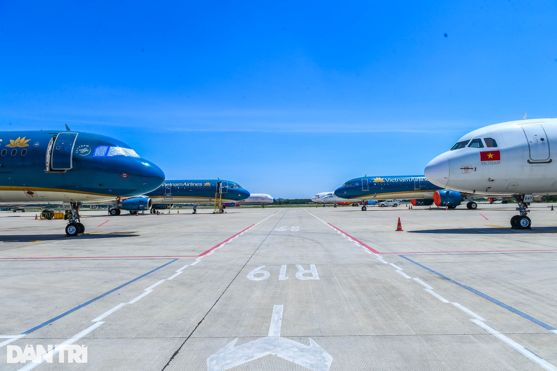 Ám ảnh hàng trăm tàu bay đắp chiếu nằm la liệt tại Nội Bài, Tân Sơn Nhất - 5 Ám ảnh hàng trăm tàu bay đắp chiếu nằm la liệt tại Nội Bài, Tân Sơn Nhất - 5