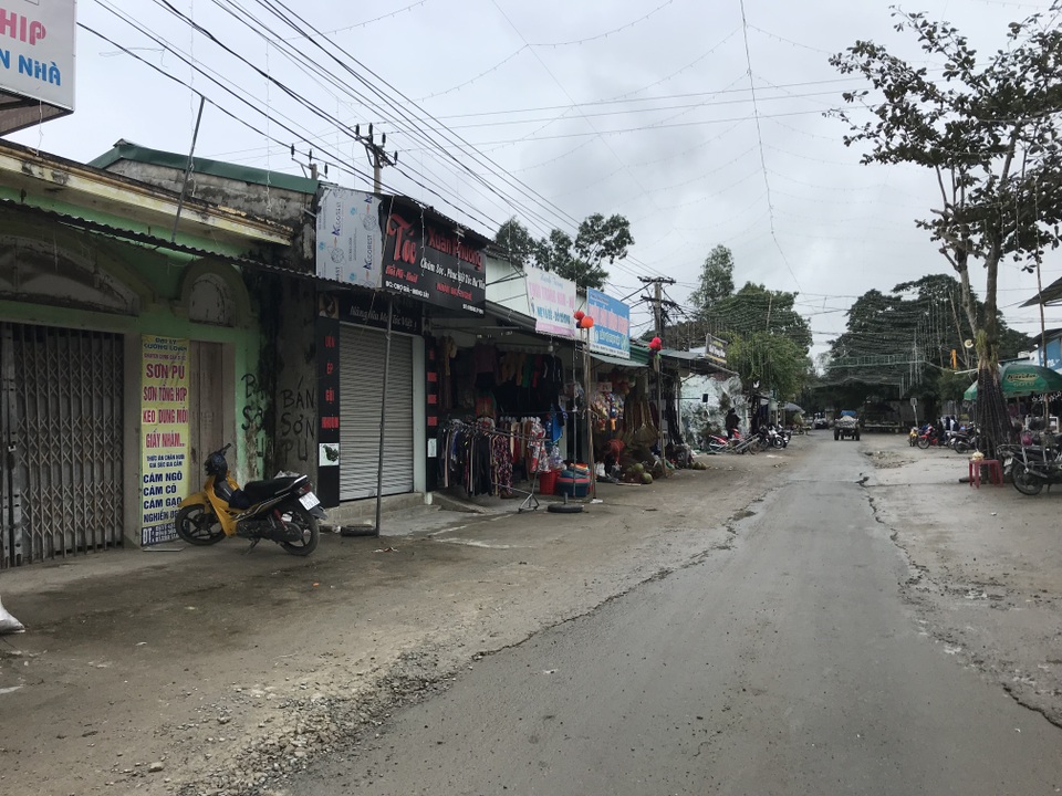 Xã cho thuê đất xây ki ốt ngay trên hành lang an toàn giao thông, dân “đội đơn” khiếu nại - 2 Xã cho thuê đất xây ki ốt ngay trên hành lang an toàn giao thông, dân “đội đơn” khiếu nại - 2