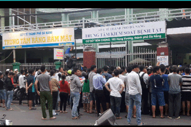 Hỗn loạn khi bốc số tiêm vắc xin, trung tâm tiêm chủng phải tạm dừng hoạt động